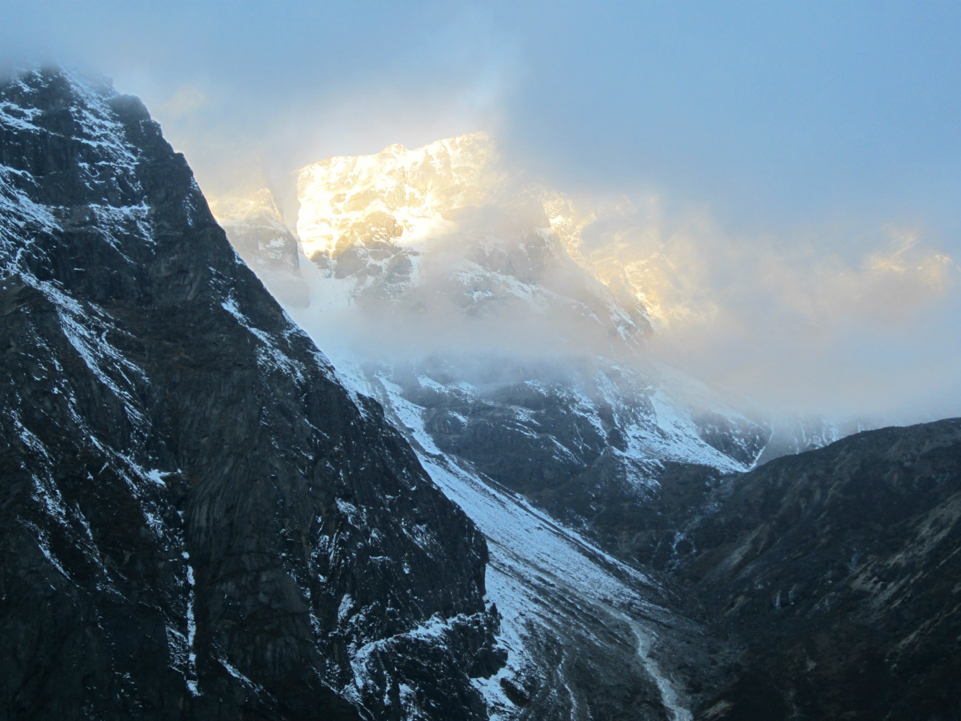 Levée de soleil dans la montée au Renjo Pass