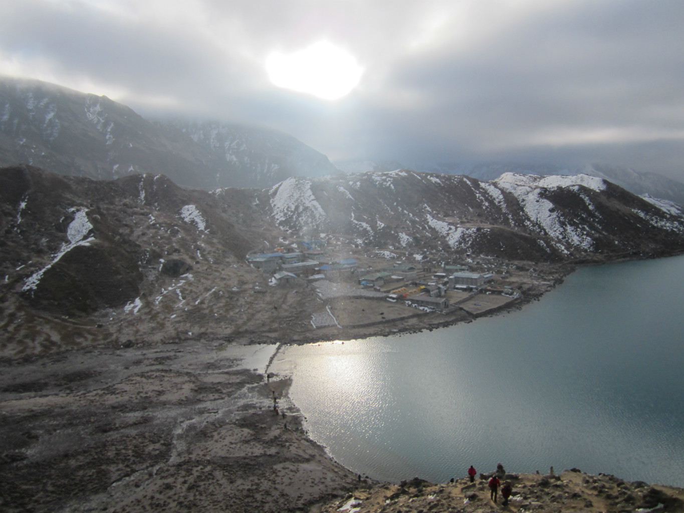 Vue sur Gokyo au début de la montée