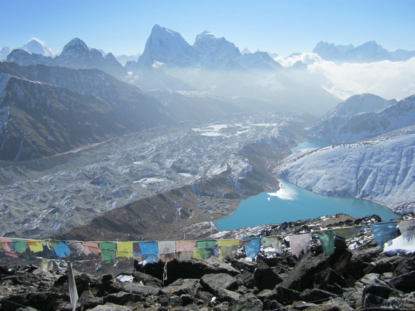 Vue sur Gokyo et le glacier Ngozumba depuis Gokyo peak