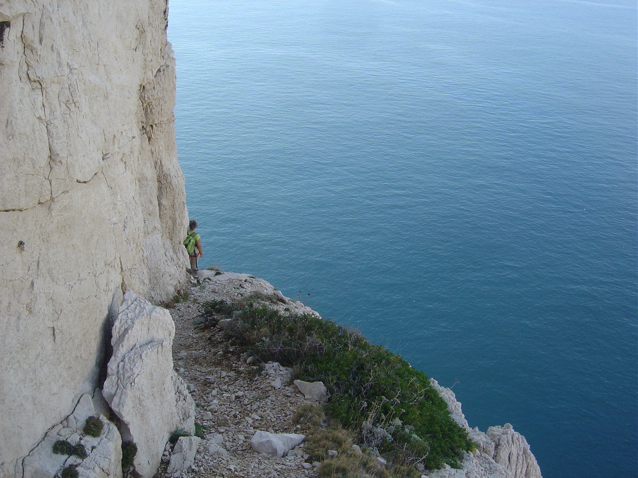 La sente finit au bord NW de la falaise