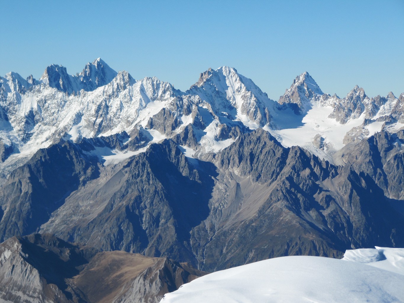 sommets de gauche à droite: Les Courtes, Les Droites, la Verte, Argentière, Chardonnet