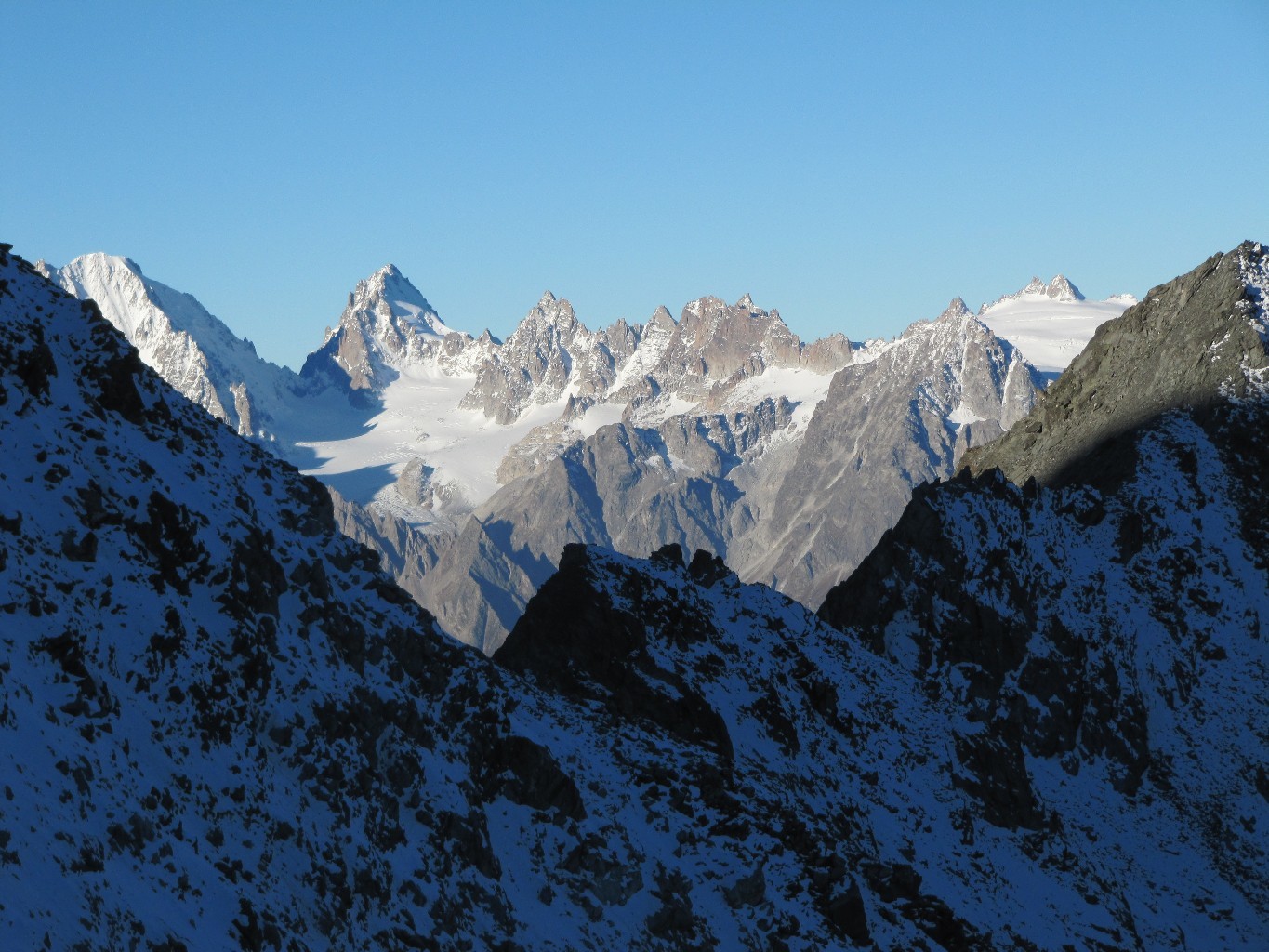 sommets de gauche à droite: Argentierre, Chardonnet, Dorées, Purtscheller, Tour