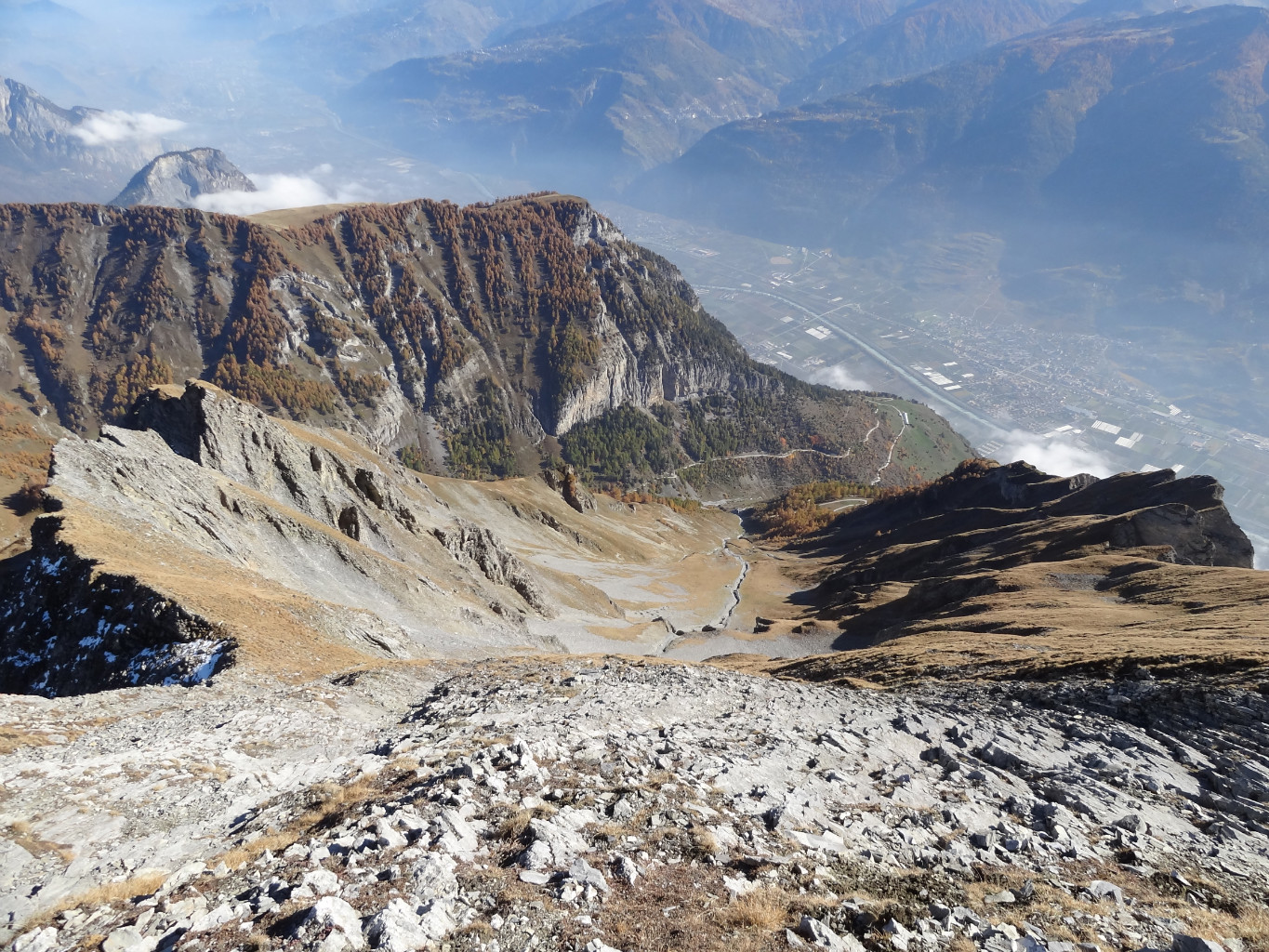 à l'approche du sommet (arête E à gauche)
