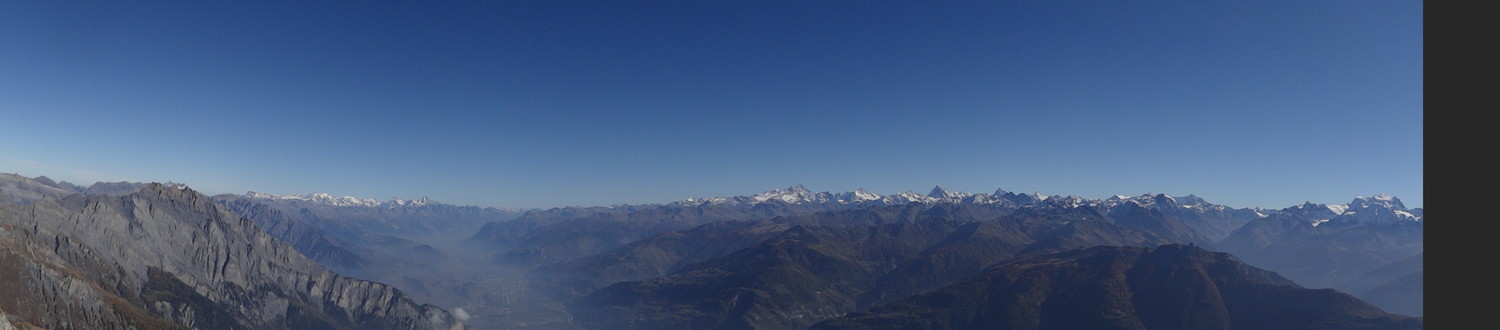 vue du sommet sur les Alpes bernoises, valaisannes (italiennes et françaises en dehors du champ de la photo, à droite)