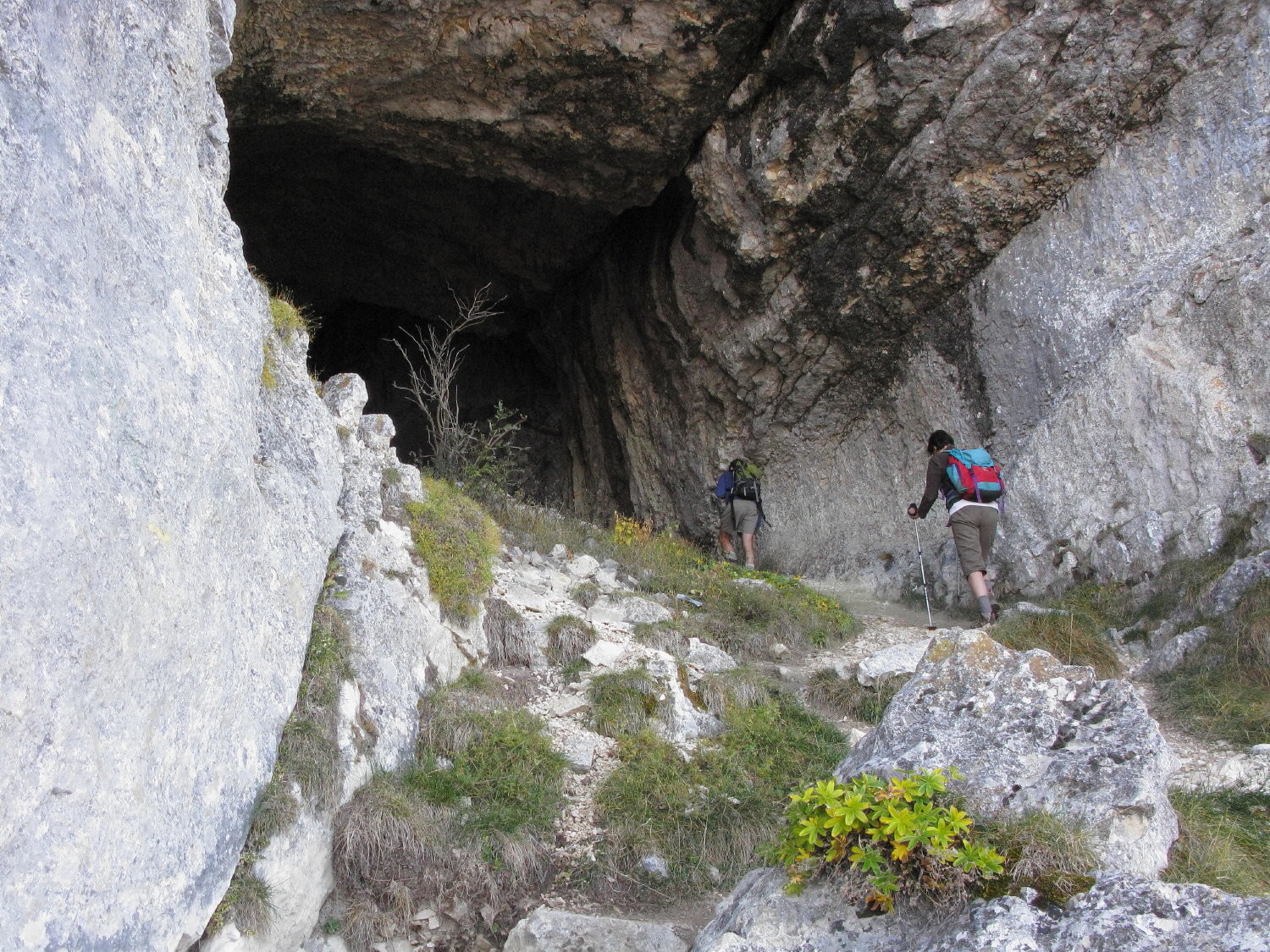 Entrée dans la grotte à Colon