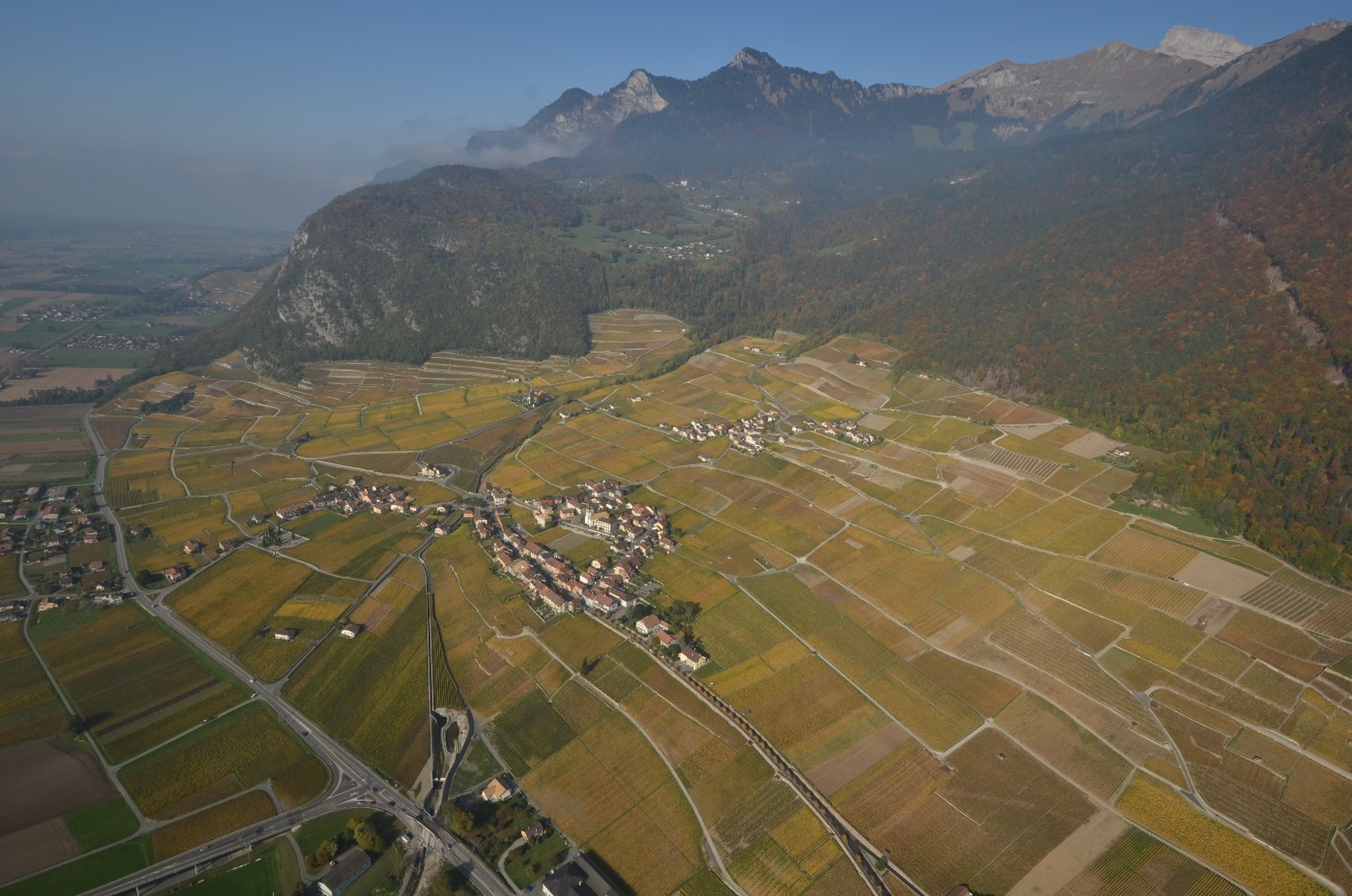 Yvorne avec la Tour d'Aï en haut à droite