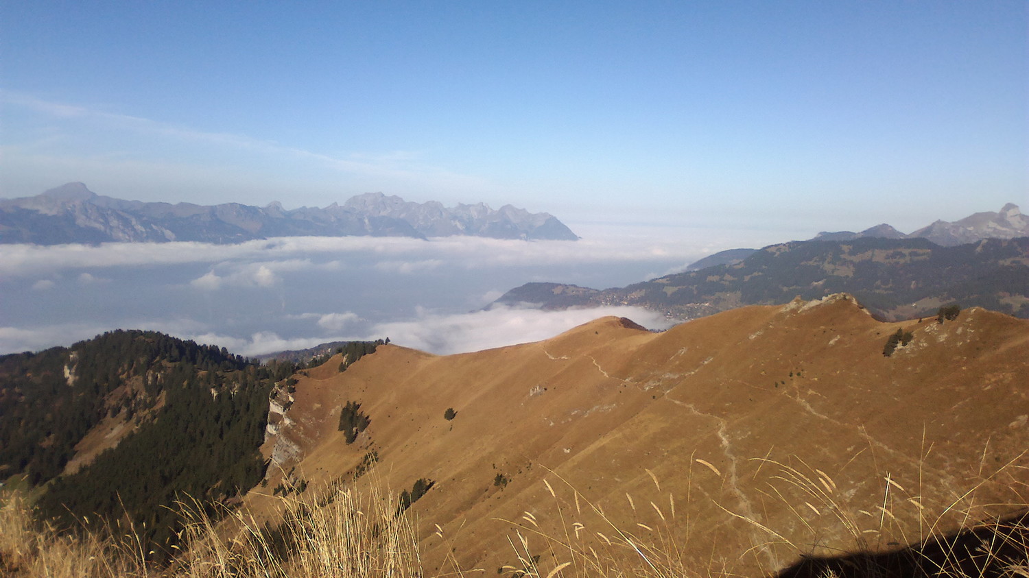 Au dessus du stratus. Vue de sur Champ,sur la Motte et les 2 sentiers.