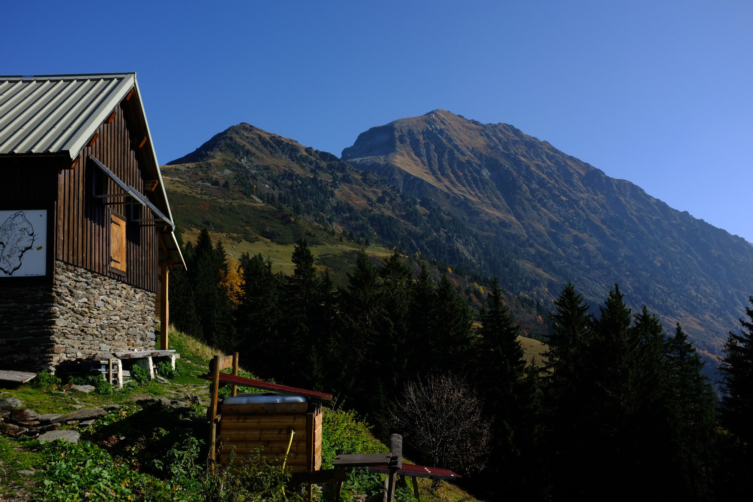 pause au refuge de la Pierre du Carré, Grand Charnier au fond