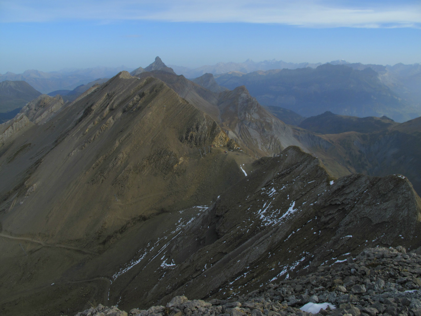 Depuis la Grande Balmaz, l'alignement de cimes des Aravis jusqu'à la Pointe Percée