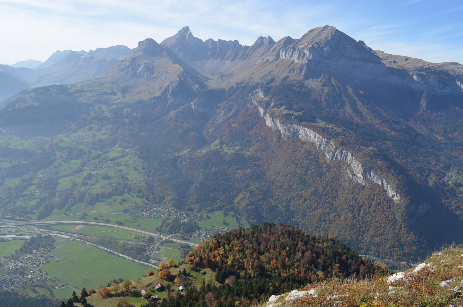 Tête de Lassy - du sommet, vue sur les Aravis, en contrebas les Arcets