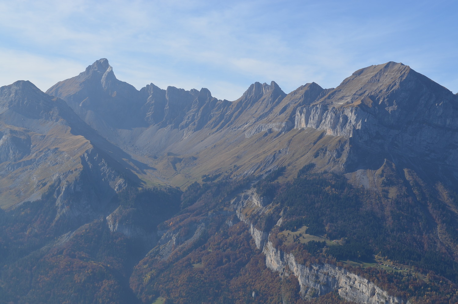 Tête de Lassy - zoom sur la Pointe Percée et la combe de Doran