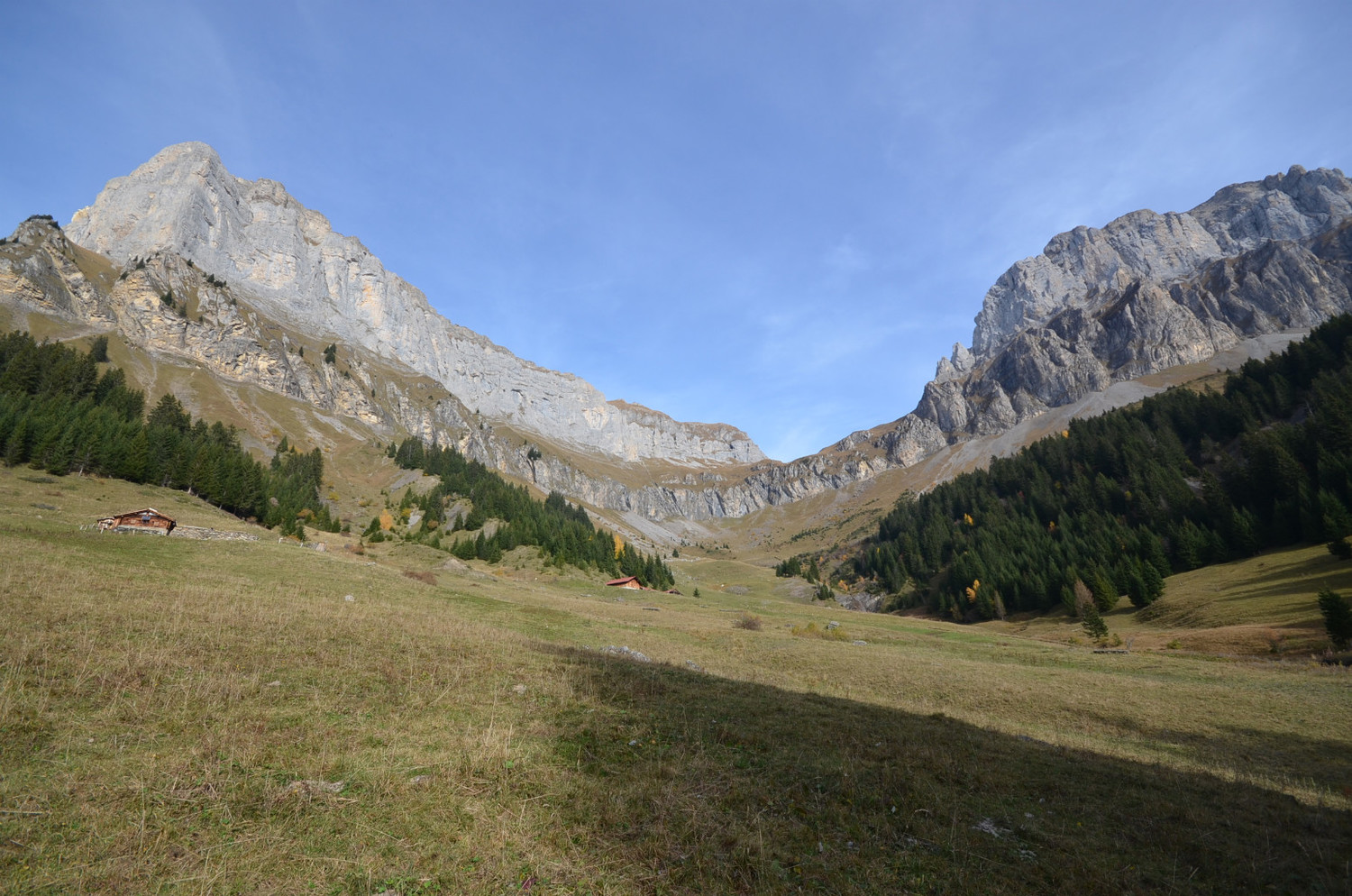 Tête de Lassy - la montagne de Véran et à gauche le refuge CAF