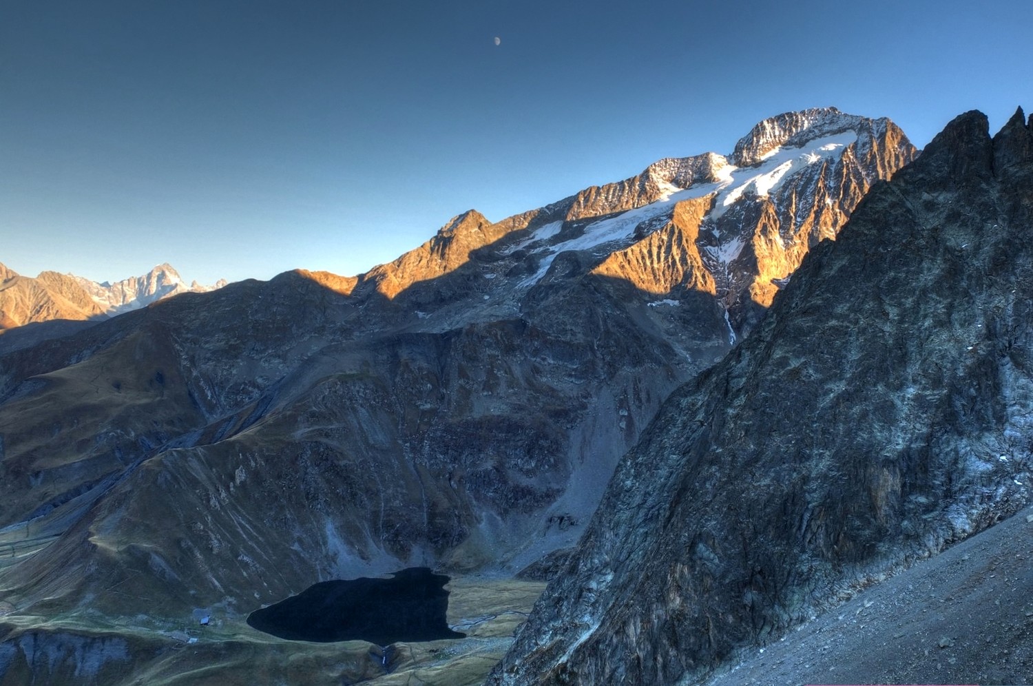 Lac et Tête de la Muzelle depuis le col du Vallon