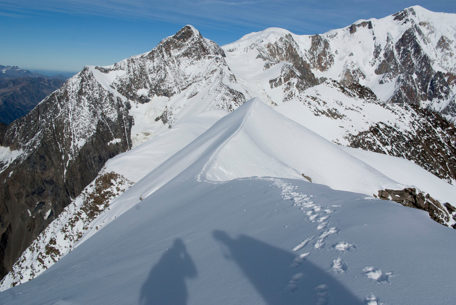 depuis l'arête vers l'aiguille de Bionnassay et le Mont Blanc