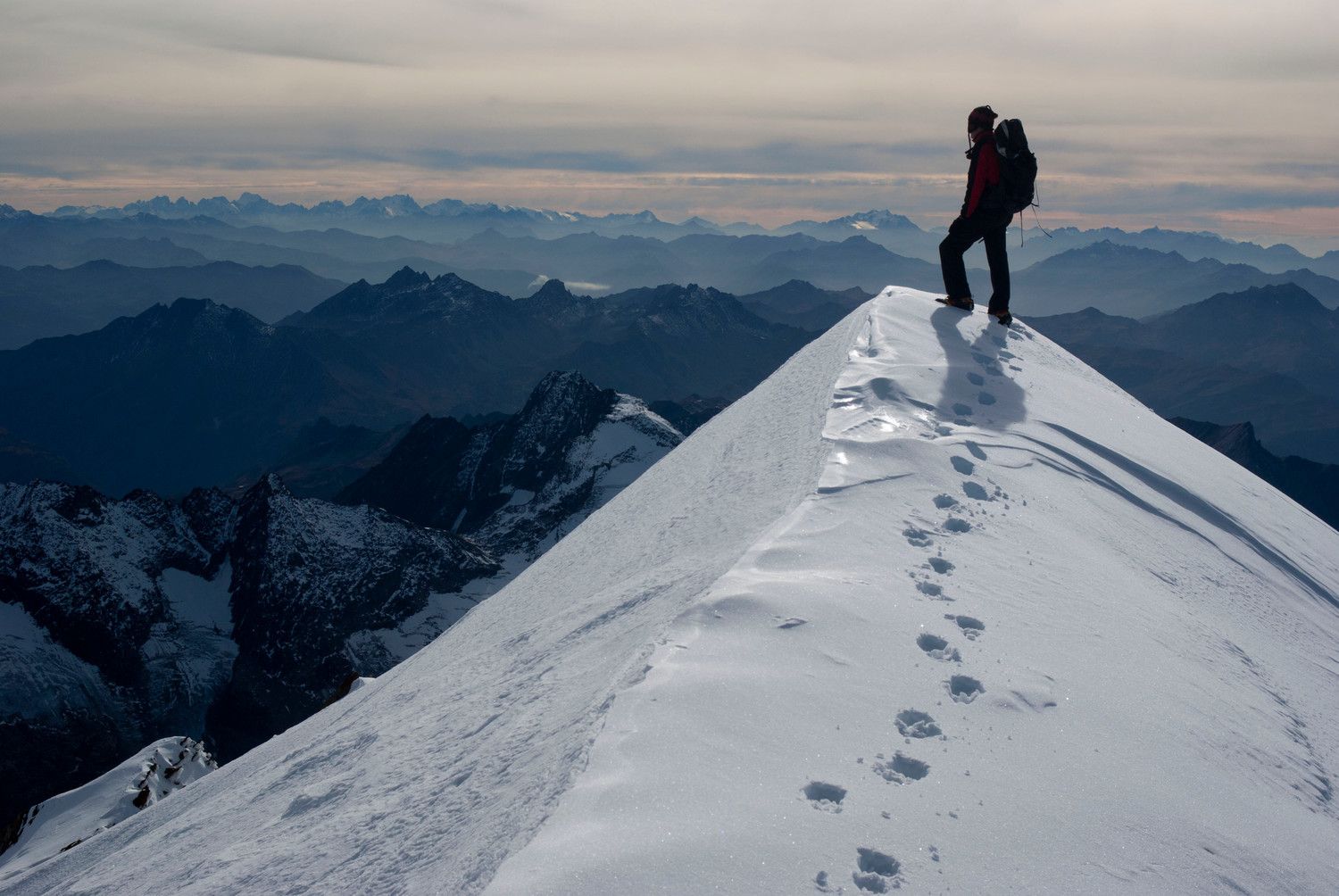 Depuis les dômes vers le sud, vue jusqu'au massif des Ecrins