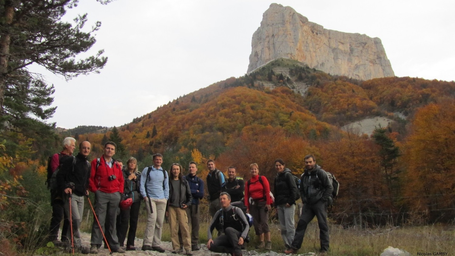 Mont Aiguille - La petite équipe pose devant le Mont Aiguille, une des sept merveilles du Dauphiné