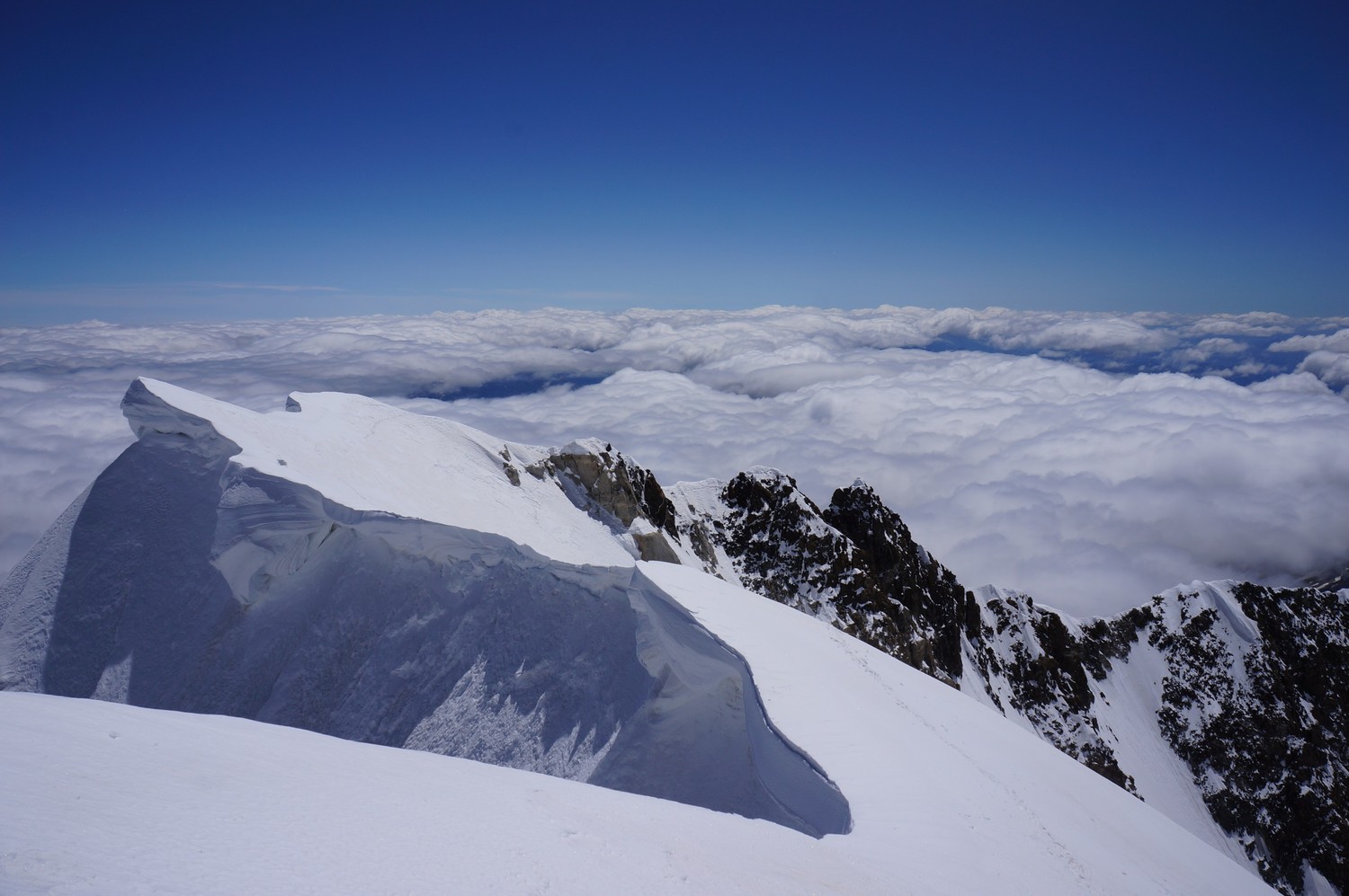 Vue sur l'arête du Brouillard depuis le dernier ressaut rocheux avant le MB de Courmayeur