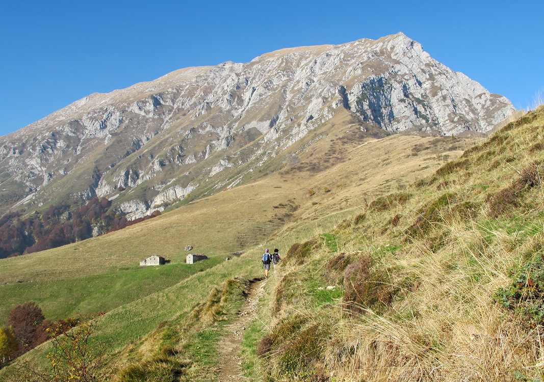 Pizzo della Pieve: Alpe Prabello. Visibile per intero la cresta del Cornell Büs.