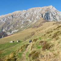 Pizzo della Pieve: Alpe Prabello. Visibile per intero la cresta del Cornell Büs.
