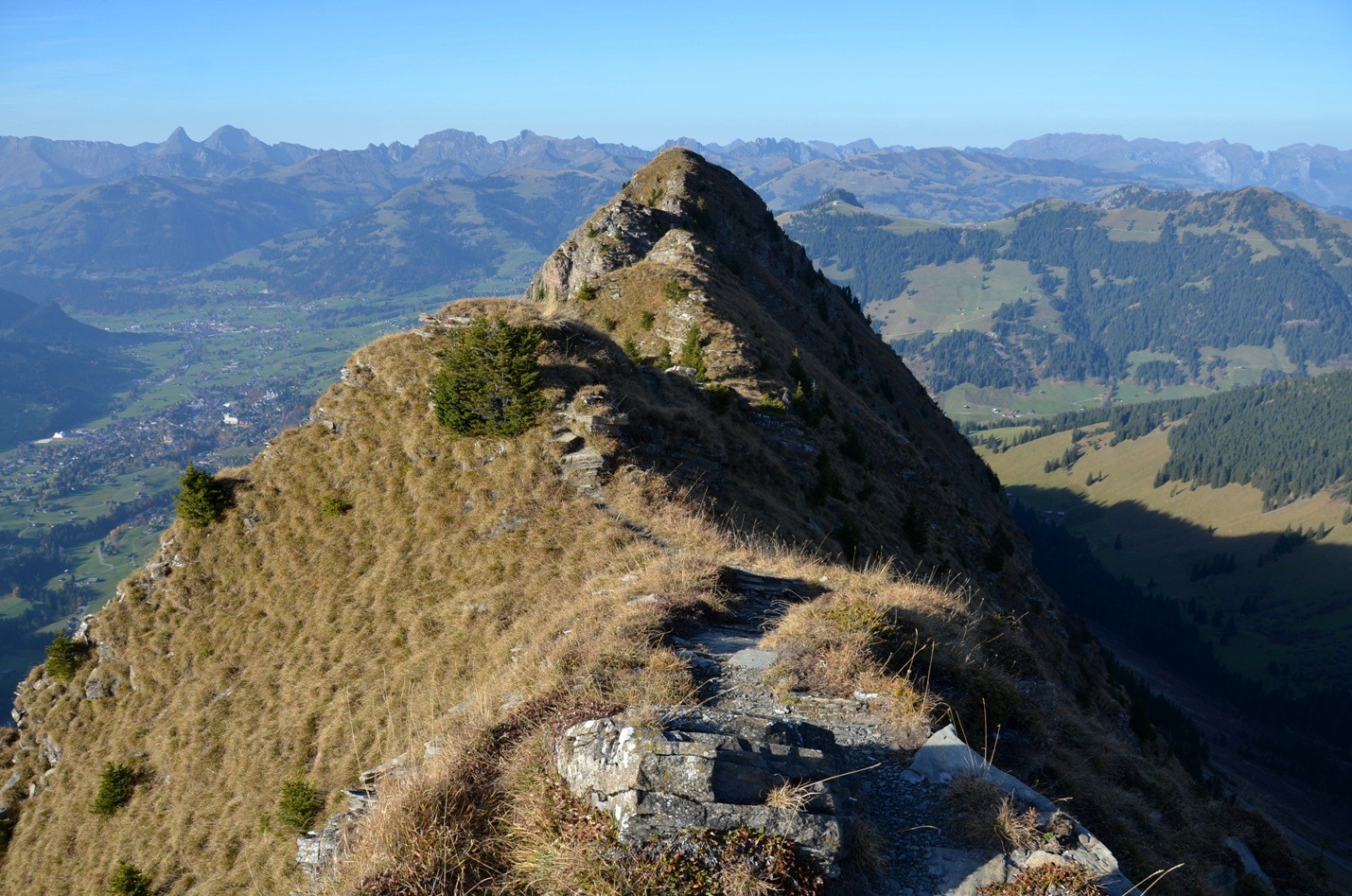 sentier sur le faîte de l'arête du Wasserngrat