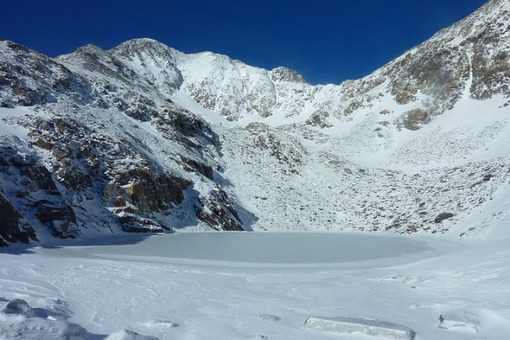 Lac glacé du Carlit au pied du couloir Est