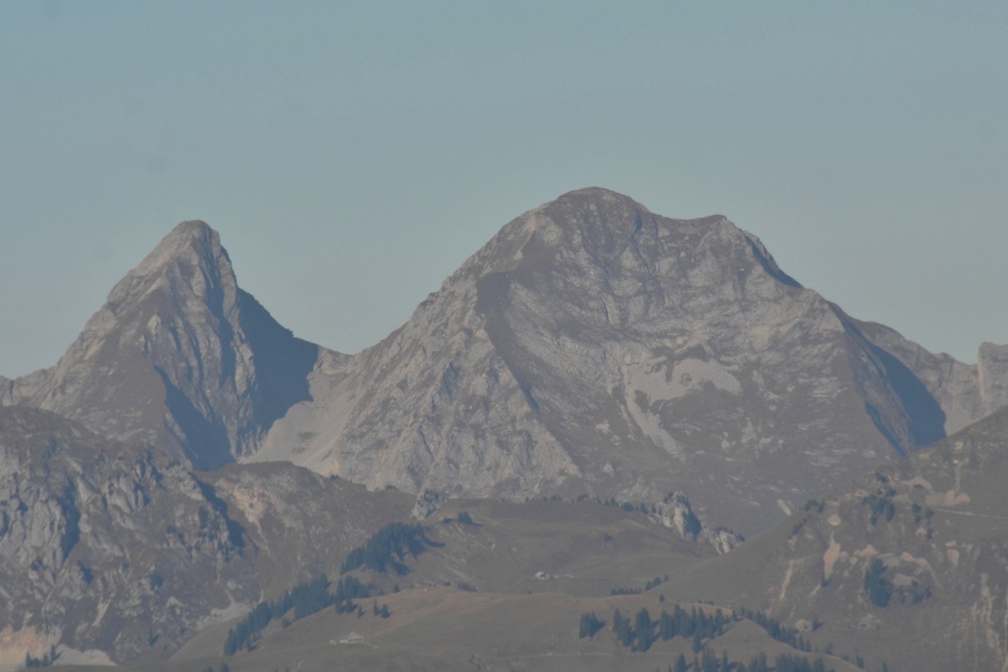 Dent de Folliéran (gauche) et Dent de Brenleire: un petit air de Dent et Château d'Oche...