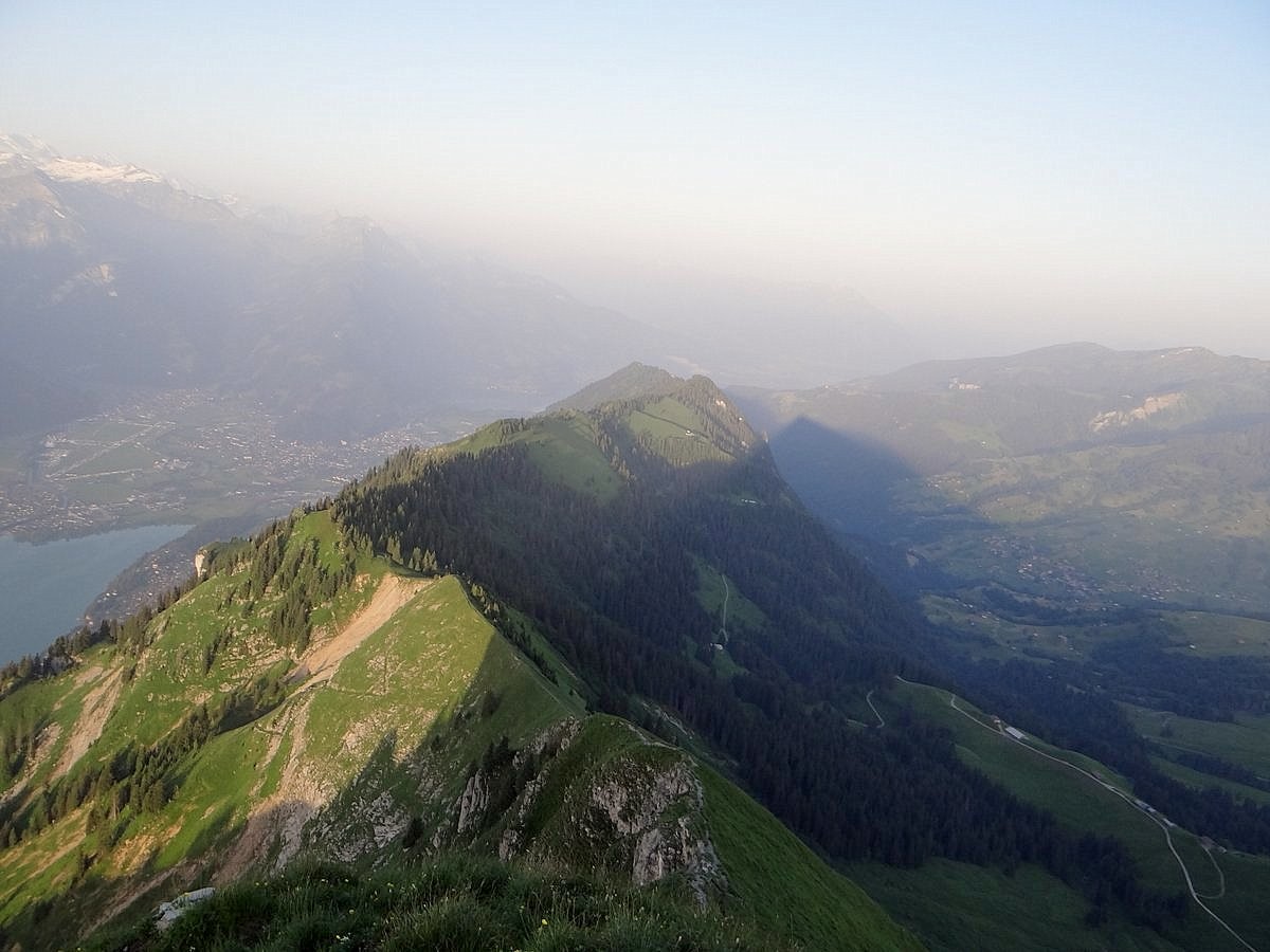 Depuis le Suggiture, sentier de montée a la limite ombre/soleil