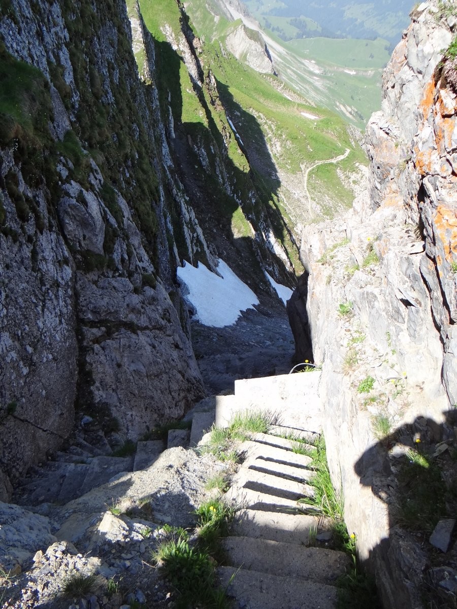 Les escaliers du passage en face N