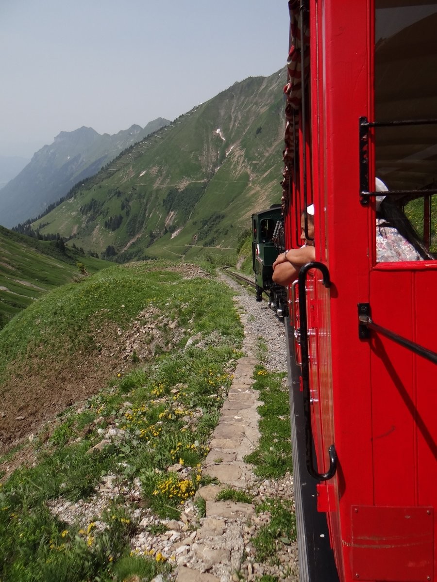 Trop fatigué et en retard je descends en train