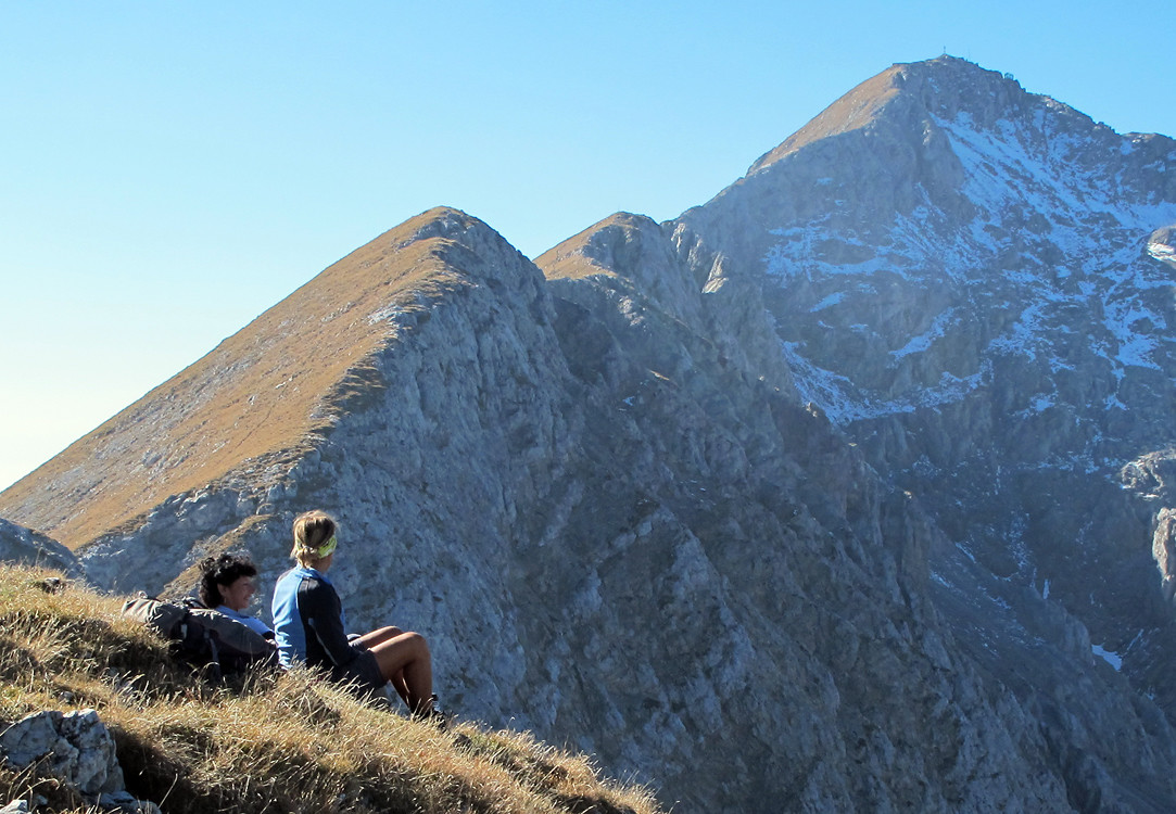 Pizzo della Pieve: sosta in vetta, guardando il rimanente percorso alla vetta della Grigna.