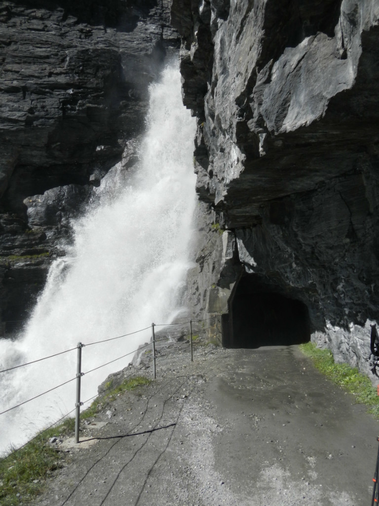 Cascade sur le Lac de Mauvoisin