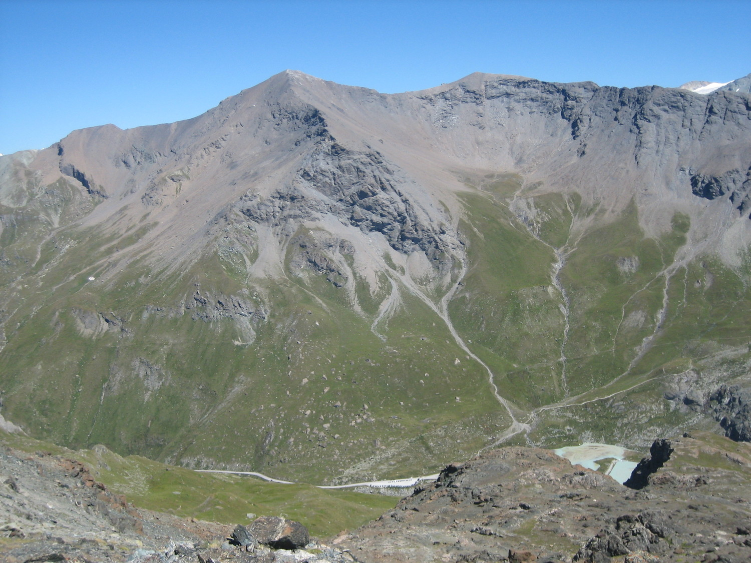 Garde de Bordon : arête N à gauche, pente SW à droite