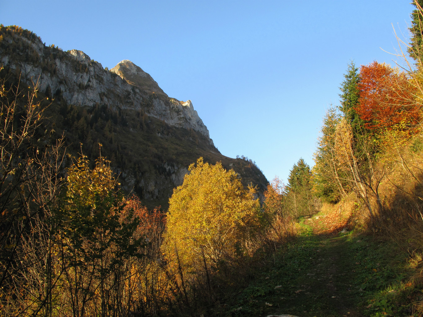 Le sentier au-dessus de Tanay