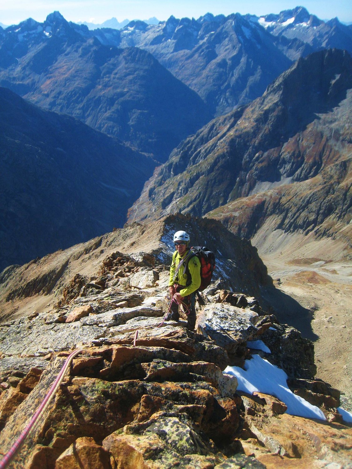 Sur l'arete sommitale