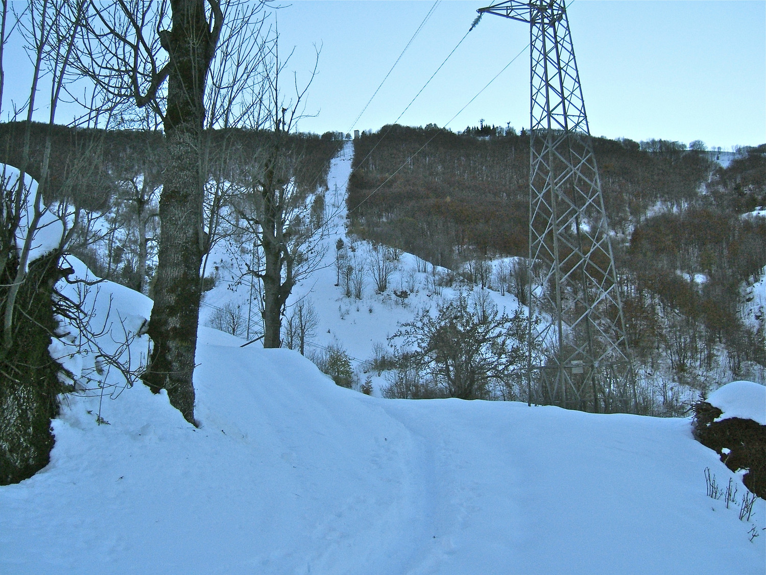 Descente par les pilones Hte tension.