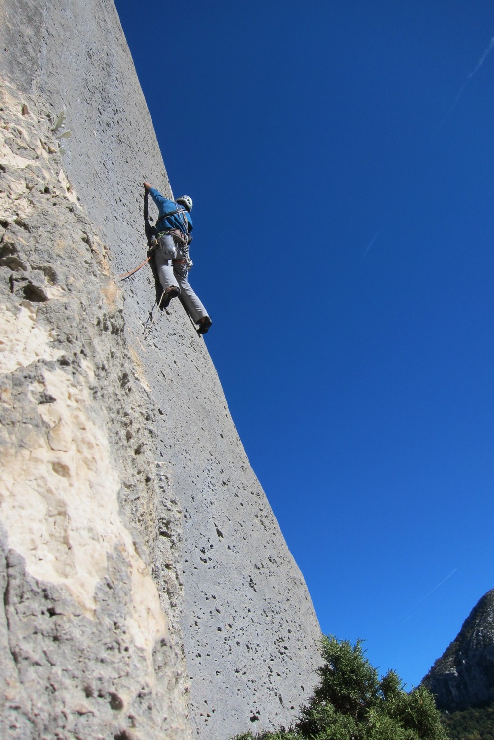 Sur le fil du pilier (à trous)