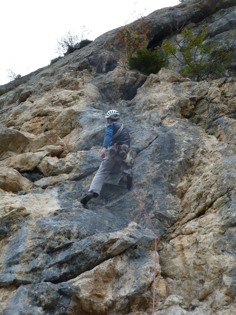 Le joli mur déversant en 6b.