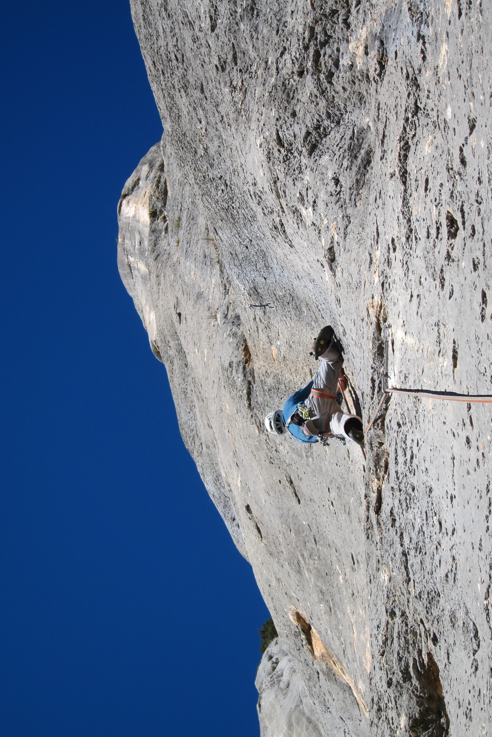 Au pied du pilier.