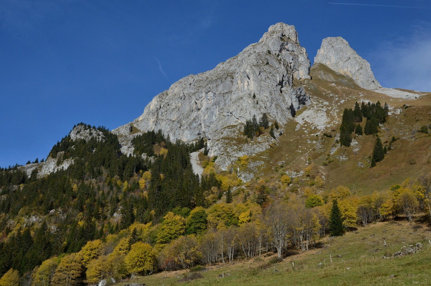 Grande Jumelle 2215m (gauche) et Petite Jumelle 2182m