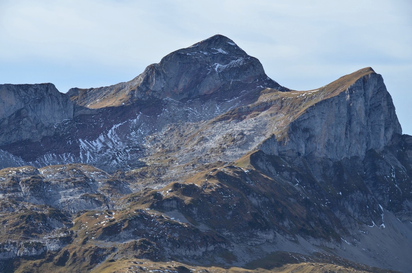 Cornettes de Bise 2432m et Tête de Lanchenaire, vues depuis arête W de la Grande Jumelle