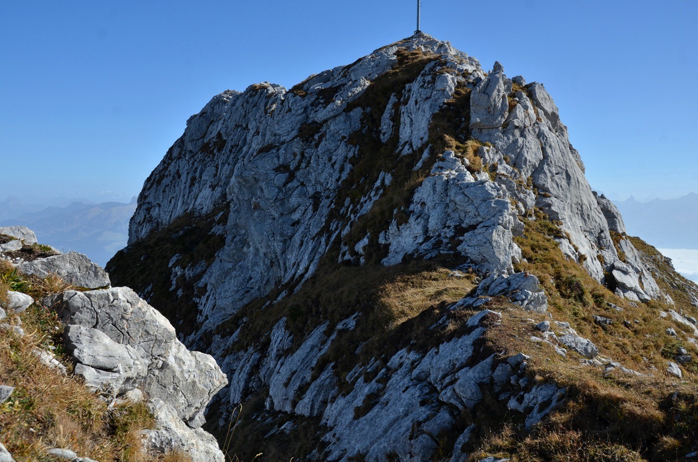 Partie rocheuse arête W Grande Jumelle, sommet tout au fond à gauche