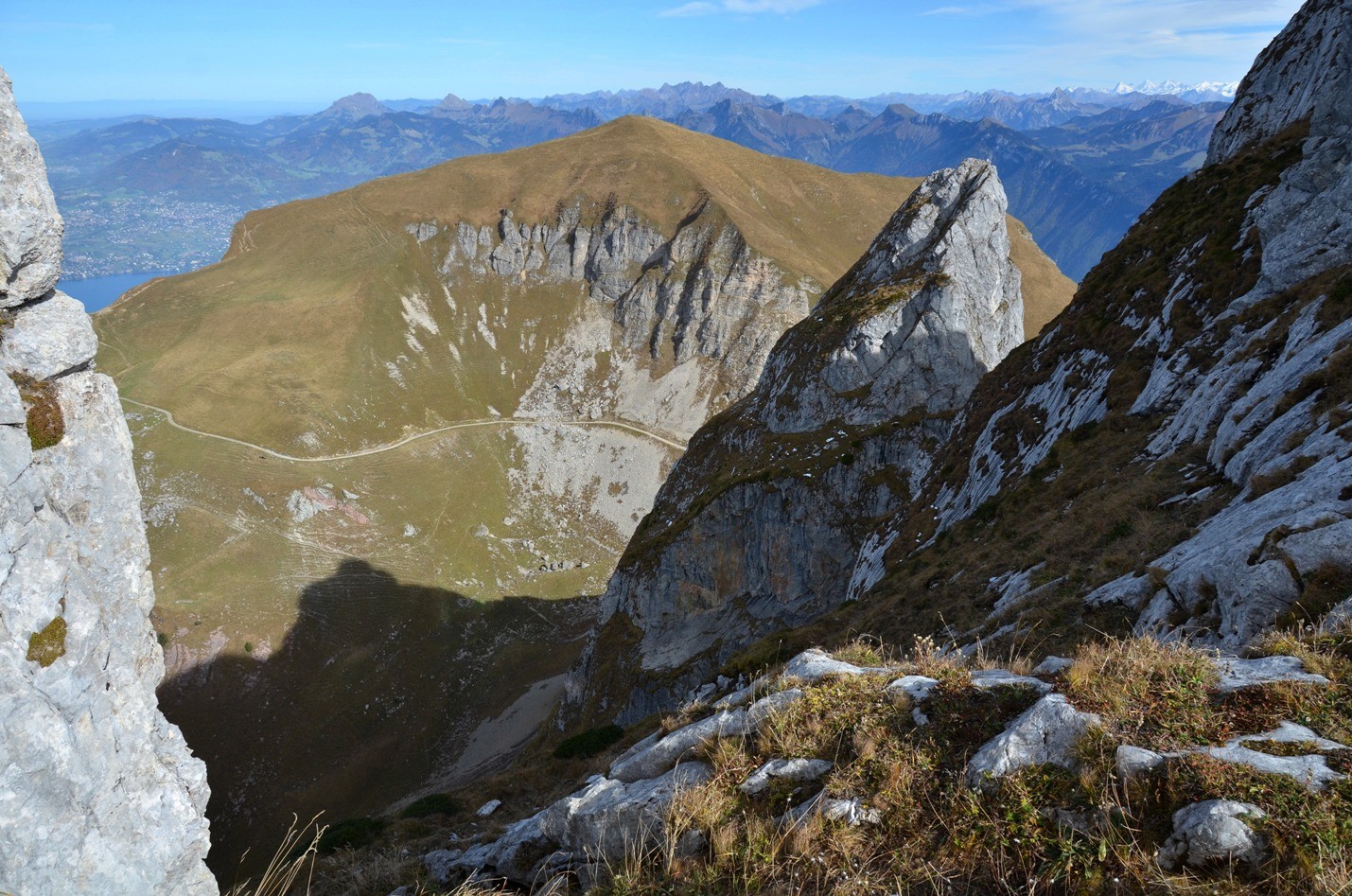 Grande Jumelle, vue plongeante dans face N avec la Petite Jumelle et au fond le Grammont