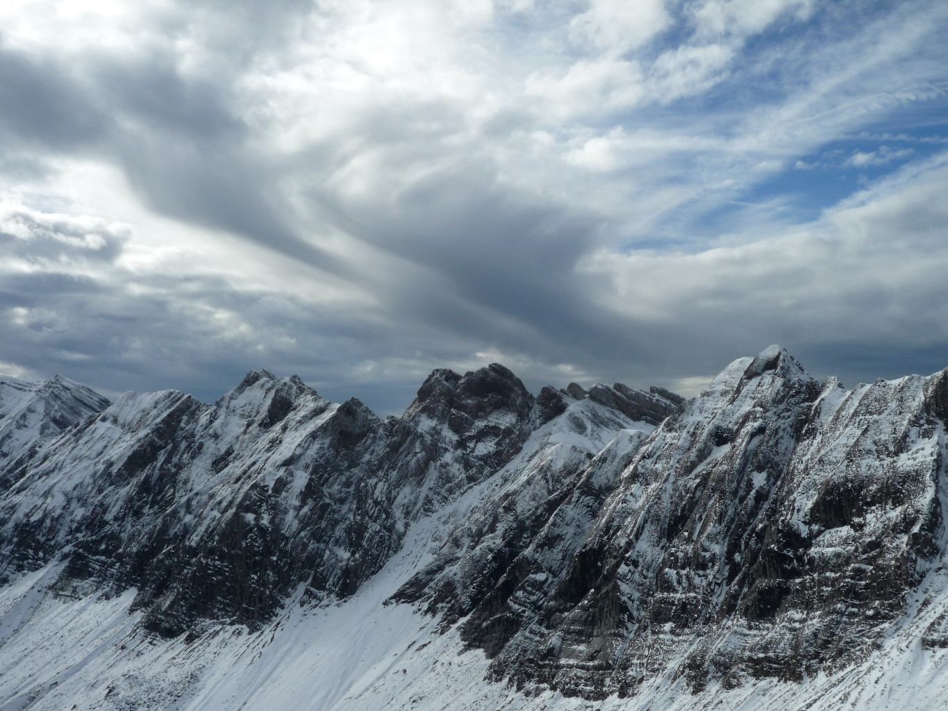 Faces sud des Aravis. L'hiver arrive.