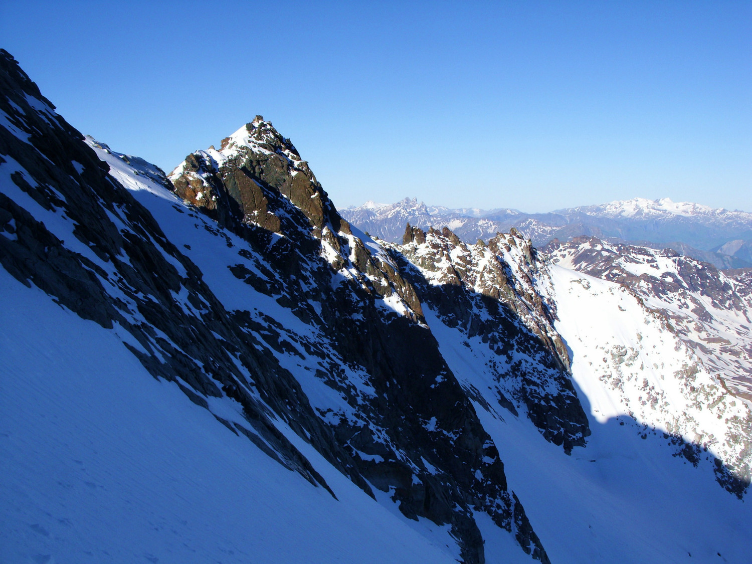 Montée dans la face ouest, sous le Roc des Saint-Pères