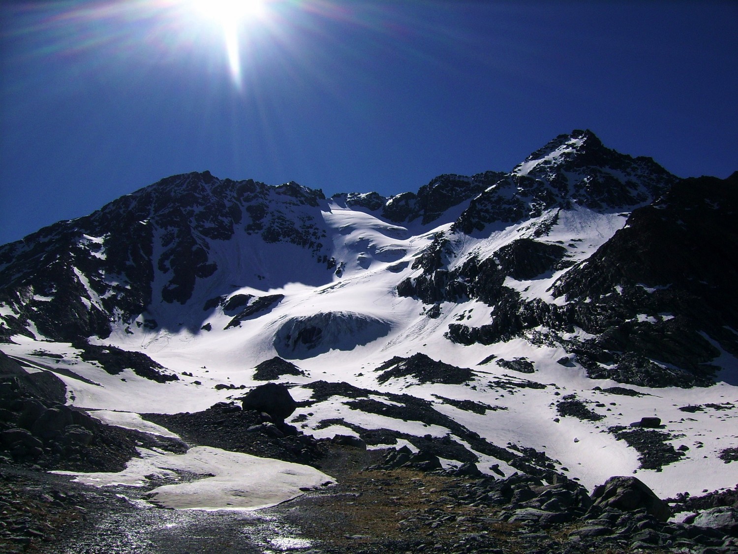 Vue d'ensemble de la face ouest, avec le glacier au centre