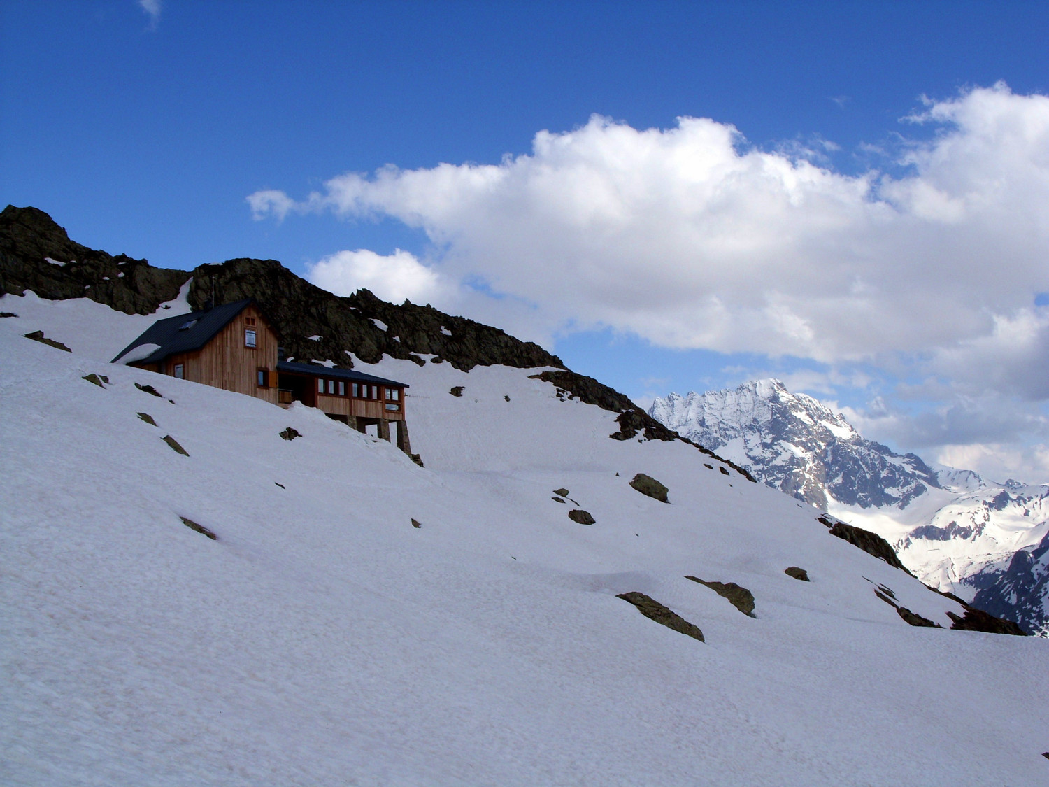Arrivée dans la neige au refuge