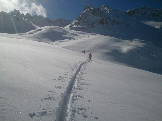 Battendo traccia intorno al lago