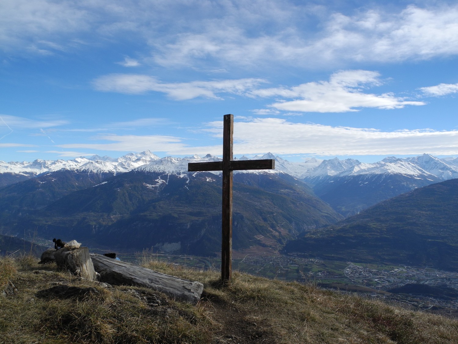Le sommet avec sa croix et son banc.