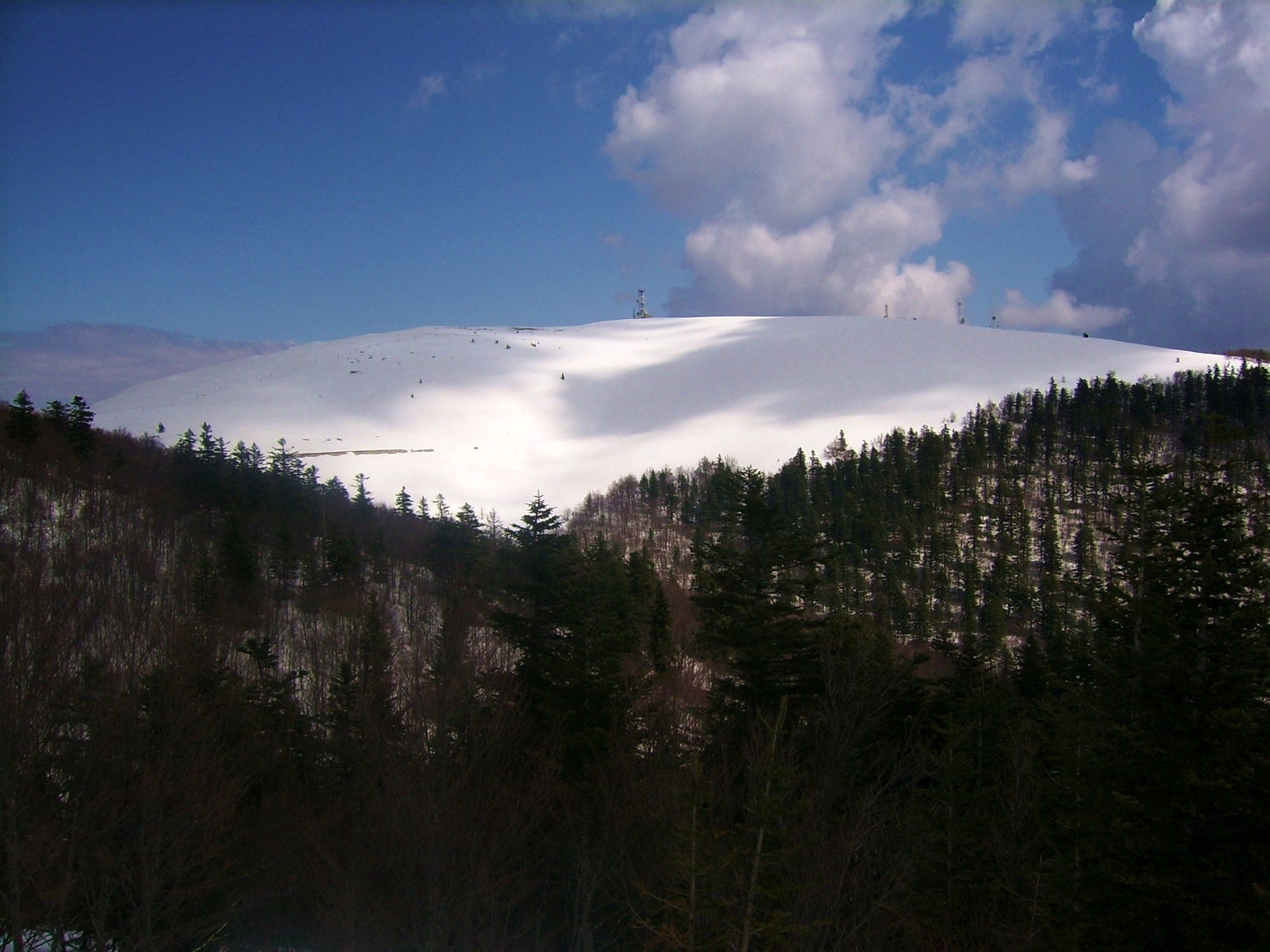 Vue sur le sommet bien enneigé