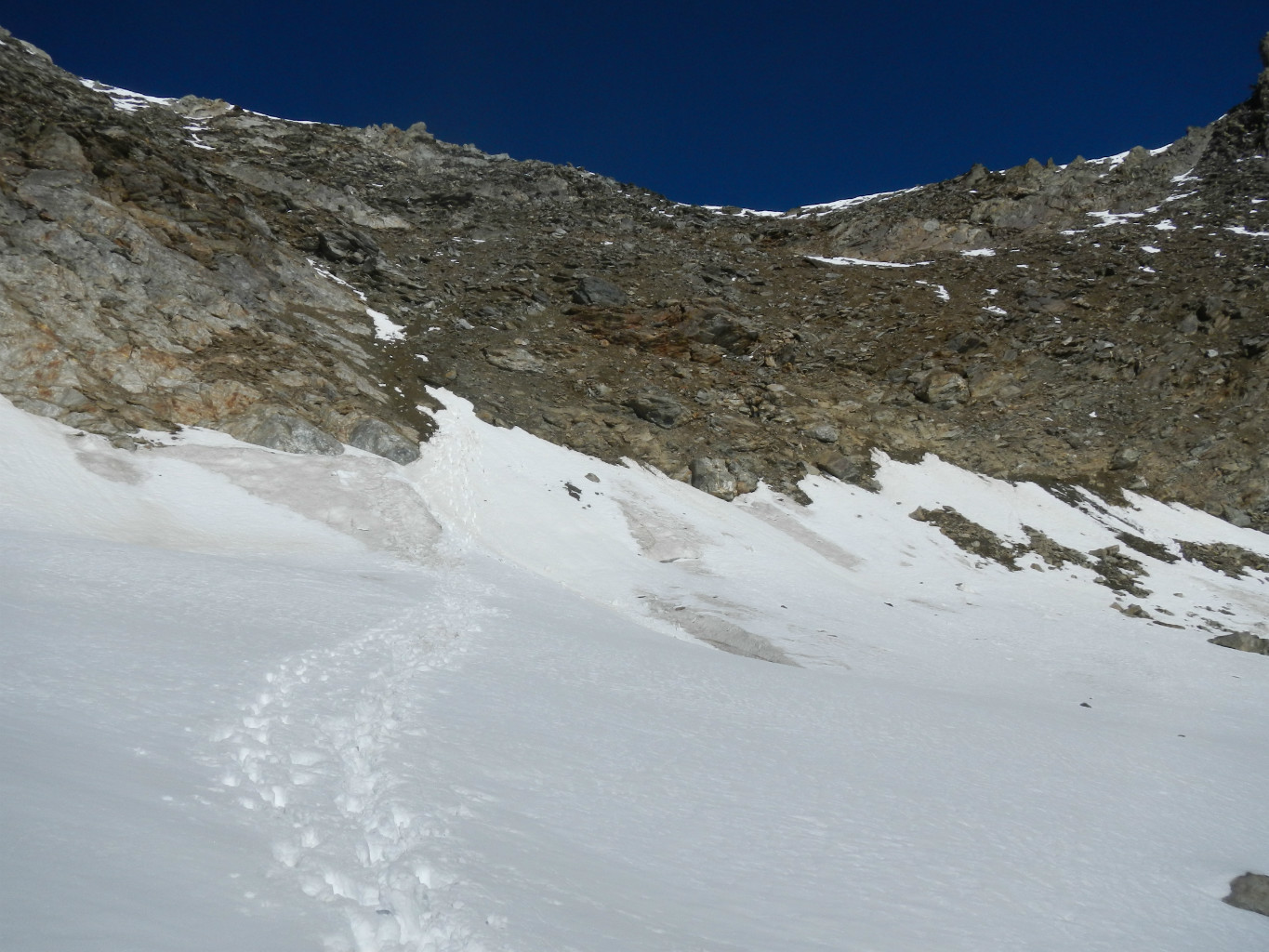 Petit col rocheux avant le sommet